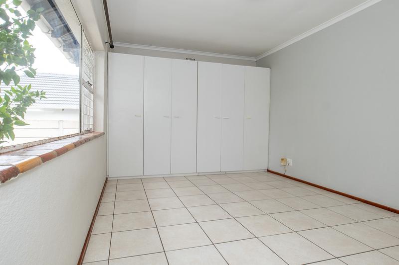 To Let 3 Bedroom Property for Rent in Meadowridge Western Cape